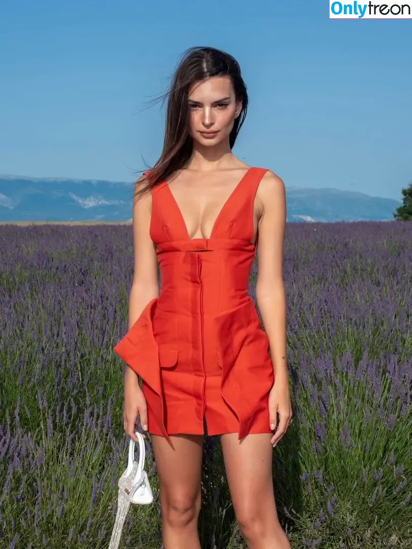 Emily Ratajkowski nude photo #4126 (emrata)