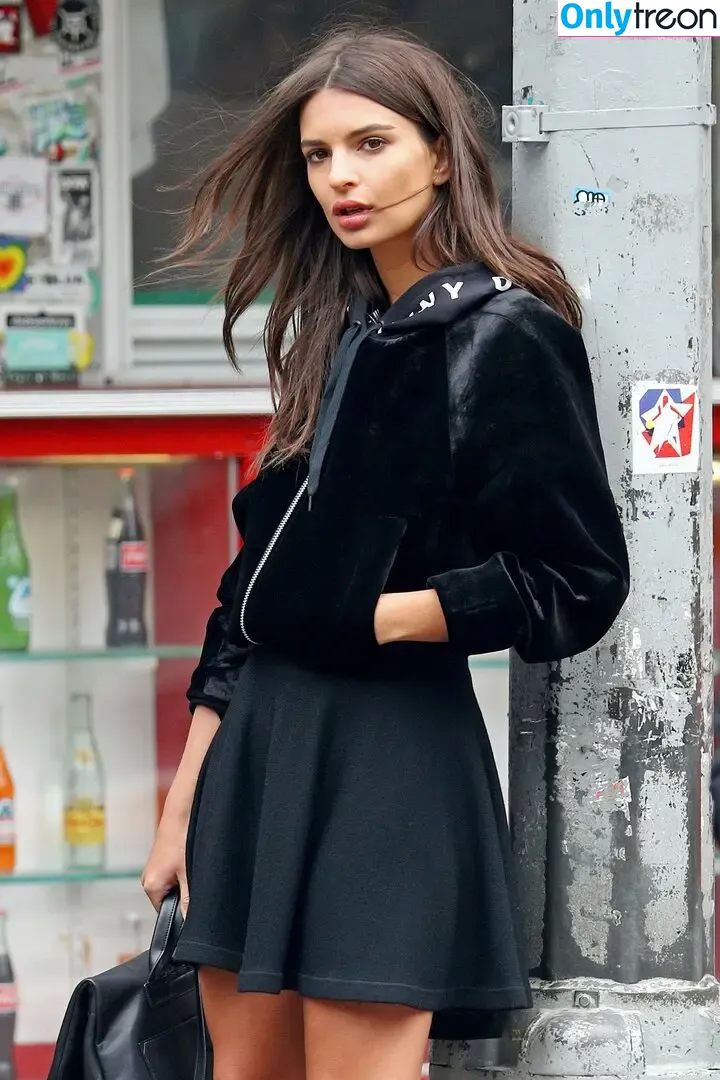 Emily Ratajkowski nude photo #4127 (emrata)