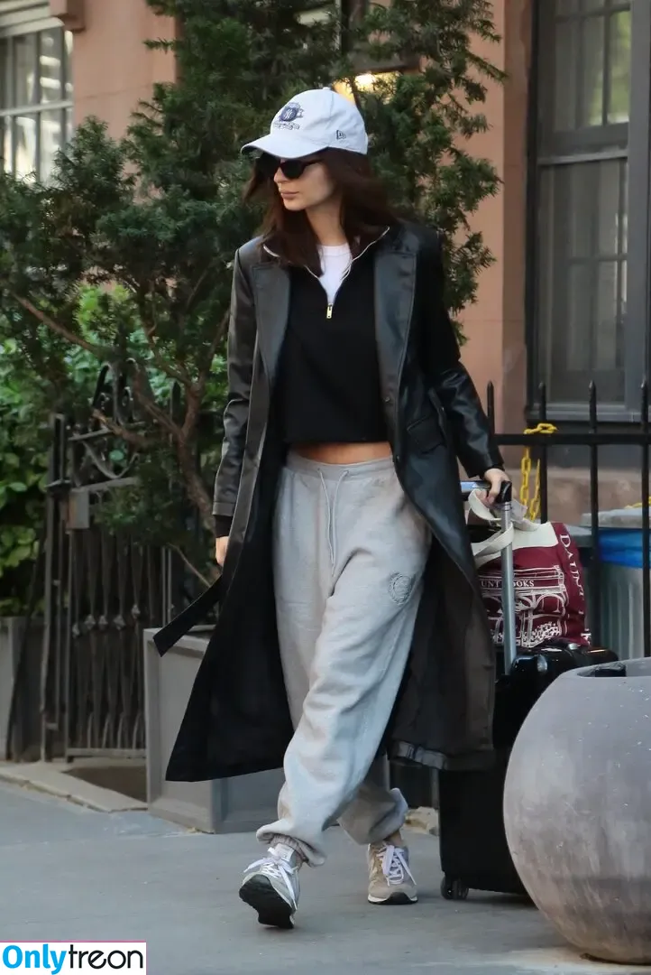 Emily Ratajkowski nude photo #4398 (emrata)