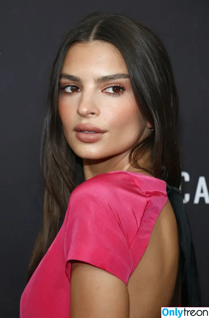 Emily Ratajkowski nude photo #4461 (emrata)