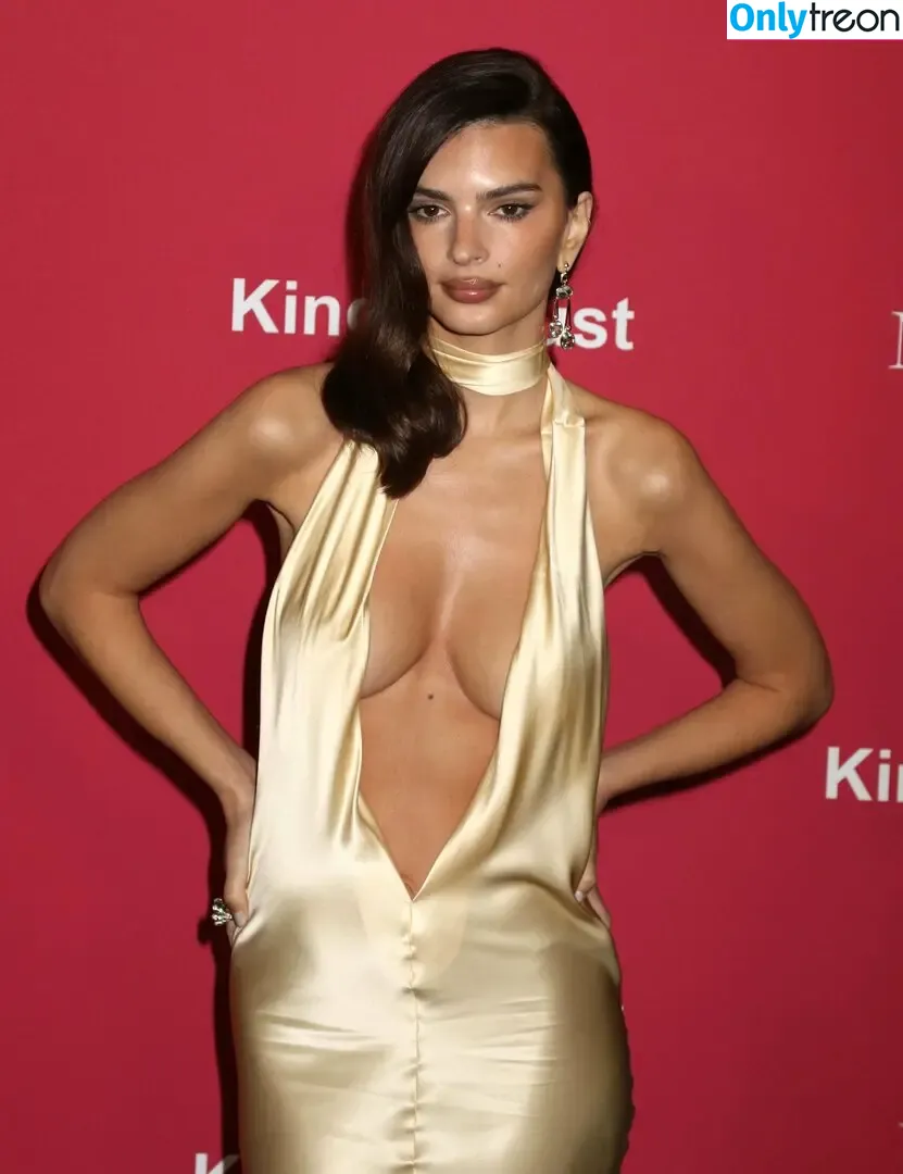 Emily Ratajkowski nude photo #4736 (emrata)