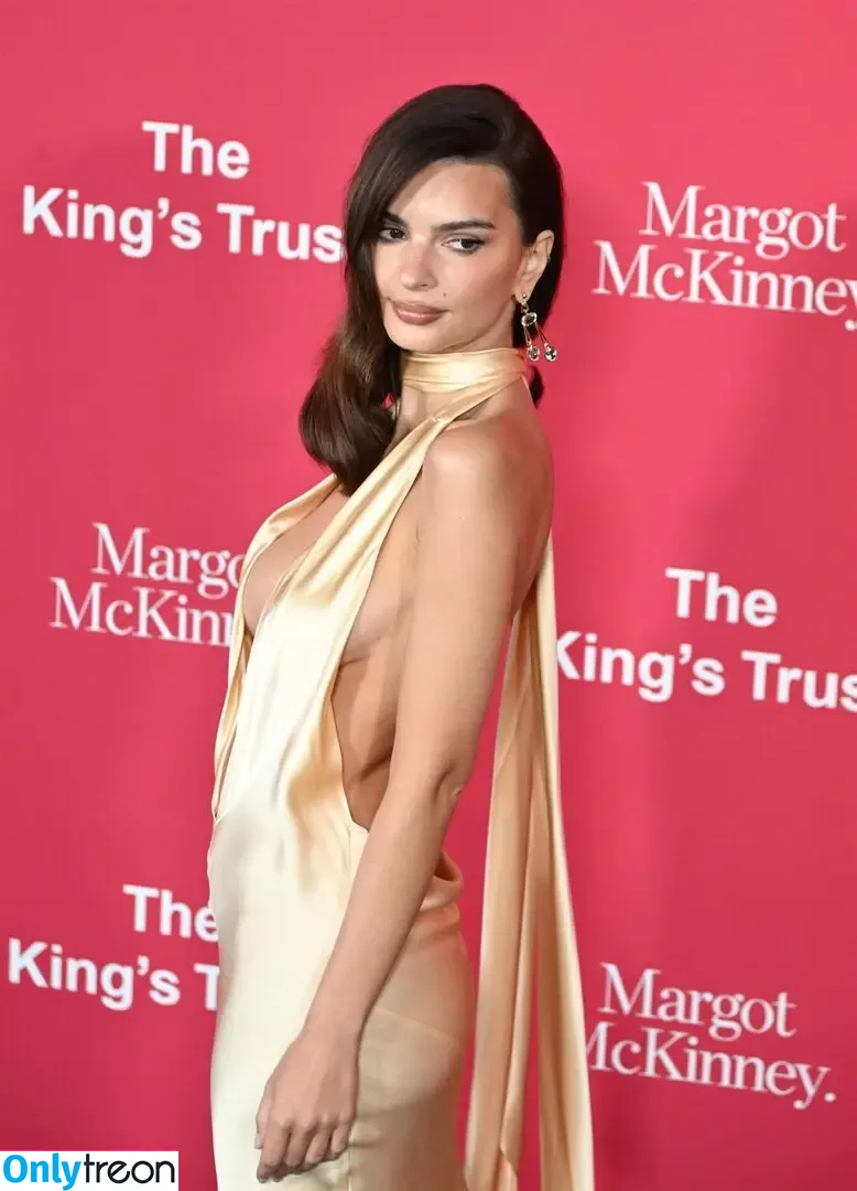 Emily Ratajkowski nude photo #4748 (emrata)