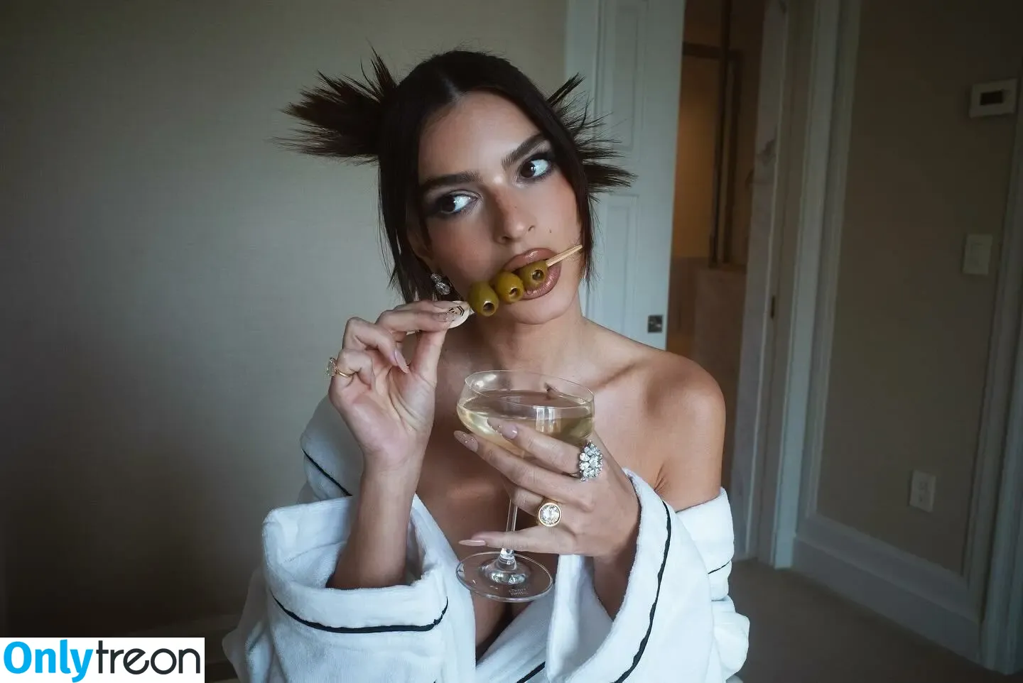 Emily Ratajkowski nude photo #4853 (emrata)
