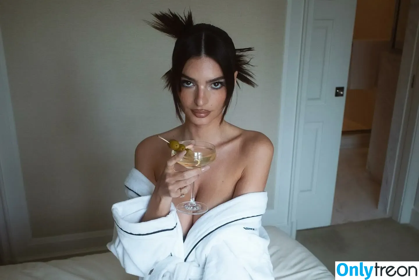 Emily Ratajkowski nude photo #4858 (emrata)