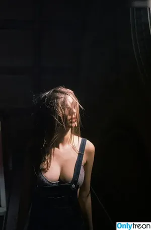 Emily Ratajkowski / emrata nude photo #5057