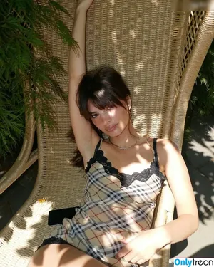 Emily Ratajkowski / emrata nude photo #5078