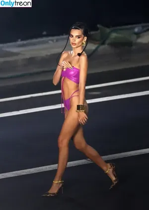 Emily Ratajkowski / emrata nude photo #5132