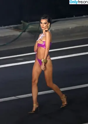 Emily Ratajkowski / emrata nude photo #5144