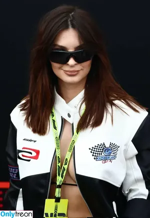 Emily Ratajkowski / emrata nude photo #5158