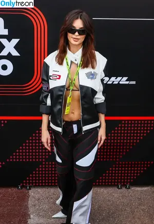 Emily Ratajkowski / emrata nude photo #5159