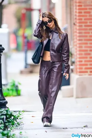 Emily Ratajkowski / emrata nude photo #5415