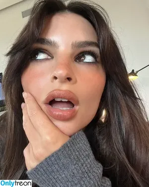 Emily Ratajkowski / emrata nude photo #5485