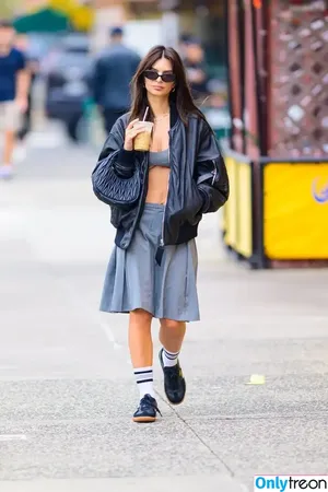 Emily Ratajkowski / emrata nude photo #5494