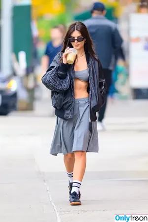 Emily Ratajkowski / emrata nude photo #5496