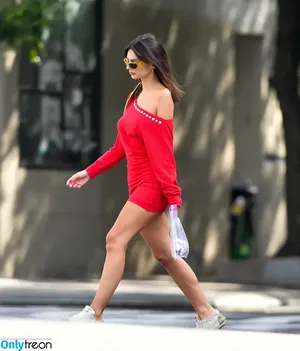 Emily Ratajkowski / emrata nude photo #5539