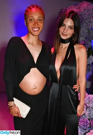 Emily Ratajkowski / emrata nude photo #5599
