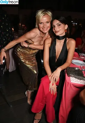 Emily Ratajkowski / emrata nude photo #5602