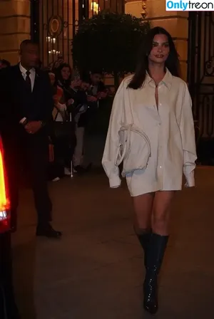 Emily Ratajkowski / emrata nude photo #5983