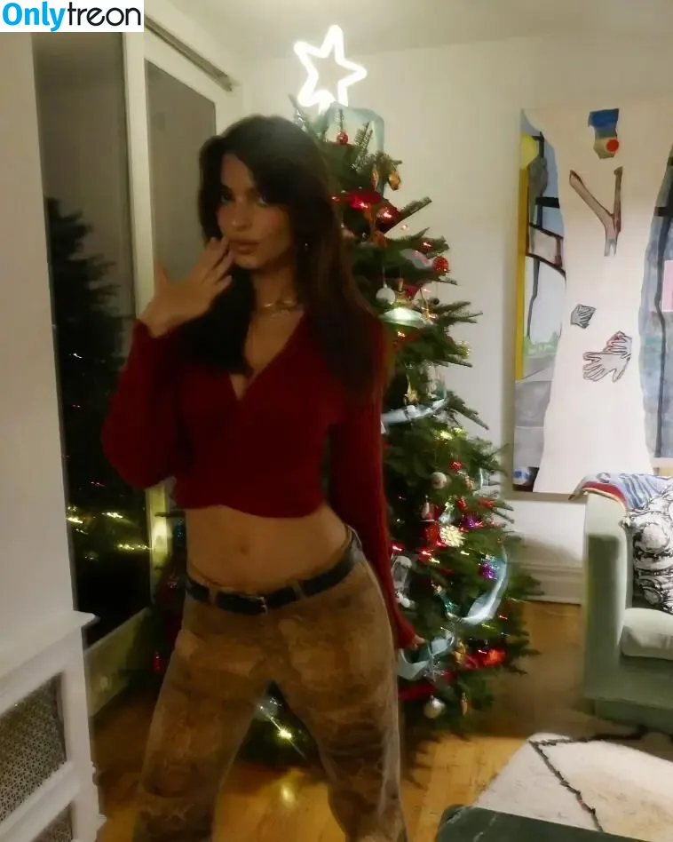 Emily Ratajkowski nude photo #5643 (emrata)