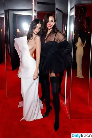 Emily Ratajkowski / emrata nude photo #6022