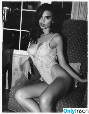 Emily Ratajkowski / emrata nude photo #6070