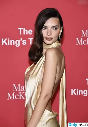 Emily Ratajkowski / emrata nude photo #6418