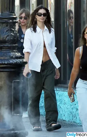Emily Ratajkowski / emrata nude photo #6444
