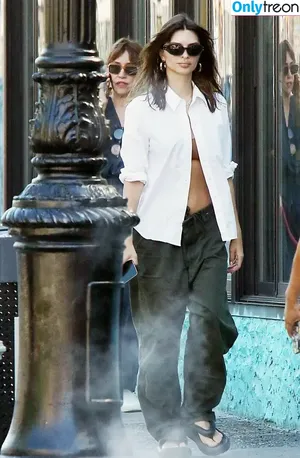 Emily Ratajkowski / emrata nude photo #6449