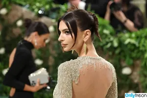Emily Ratajkowski / emrata nude photo #6478