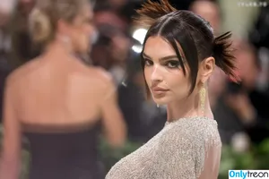 Emily Ratajkowski / emrata nude photo #6489