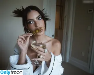 Emily Ratajkowski / emrata nude photo #6520