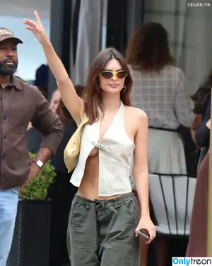 Emily Ratajkowski / emrata nude photo #6722
