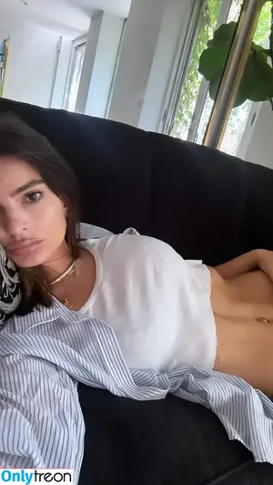 Emily Ratajkowski / emrata nude photo #6774