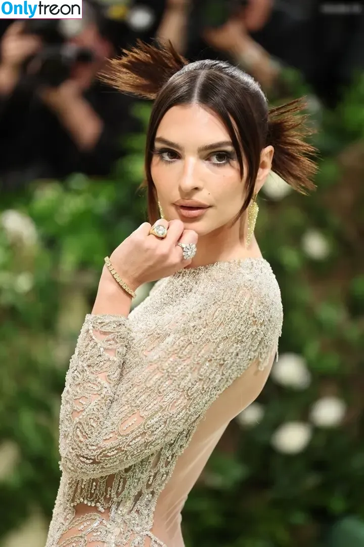 Emily Ratajkowski nude photo #6477 (emrata)