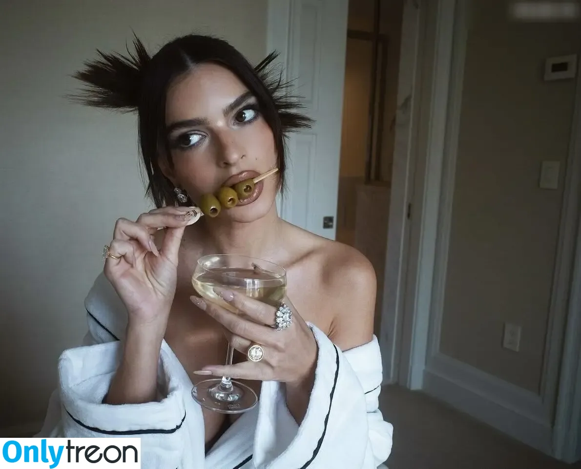 Emily Ratajkowski nude photo #6520 (emrata)