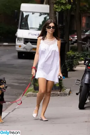 Emily Ratajkowski / emrata nude photo #7102
