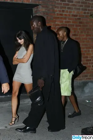 Emily Ratajkowski / emrata nude photo #7237