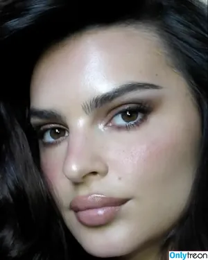 Emily Ratajkowski / emrata nude photo #7301
