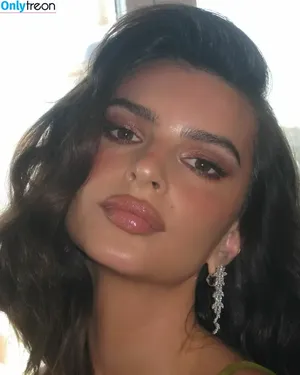 Emily Ratajkowski / emrata nude photo #7305