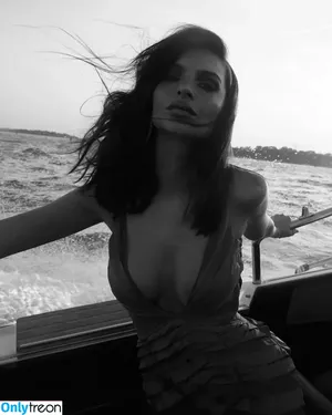Emily Ratajkowski / emrata nude photo #7306