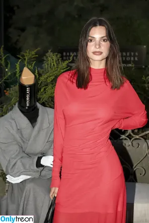 Emily Ratajkowski / emrata nude photo #7311