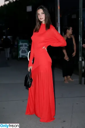 Emily Ratajkowski / emrata nude photo #7327