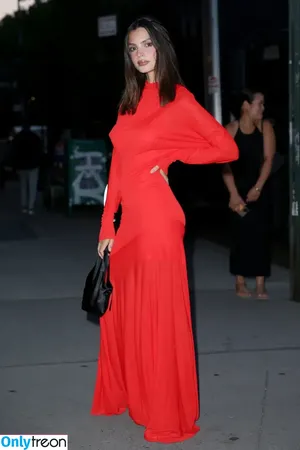 Emily Ratajkowski / emrata nude photo #7329