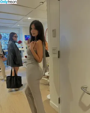 Emily Ratajkowski / emrata nude photo #7342