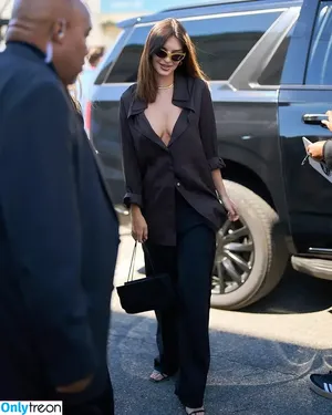 Emily Ratajkowski / emrata nude photo #7362