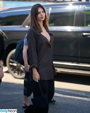 Emily Ratajkowski / emrata nude photo #7363