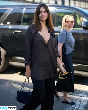 Emily Ratajkowski / emrata nude photo #7364