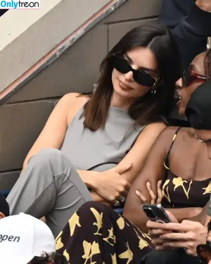 Emily Ratajkowski / emrata nude photo #7367