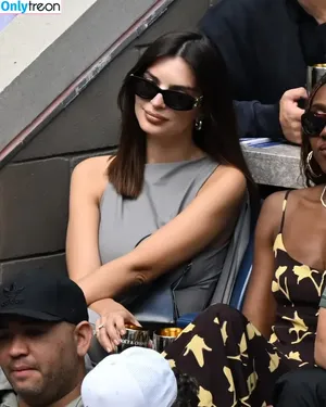Emily Ratajkowski / emrata nude photo #7368
