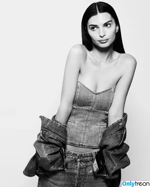 Emily Ratajkowski / emrata nude photo #7372